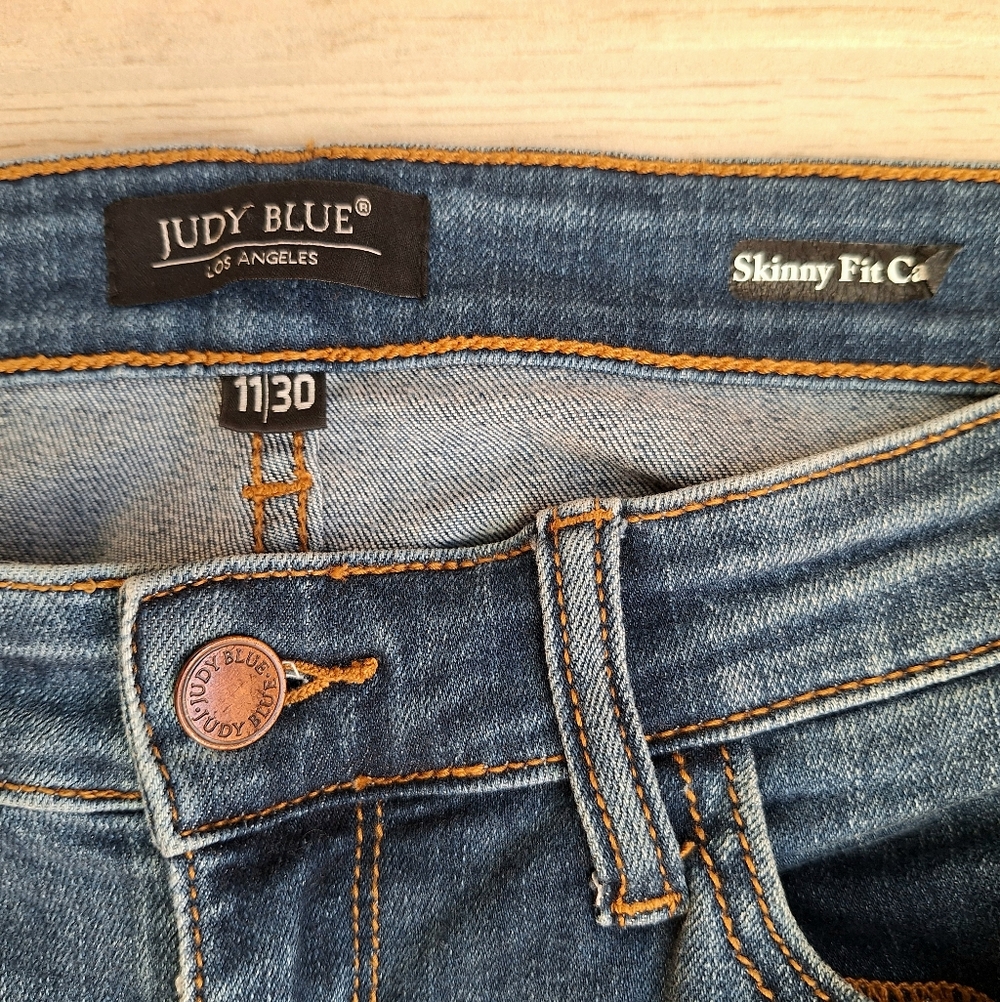 Judy Blue Mid-Rise Skinny Capri Fit Jeans Medium Wash - Size 11/30 Raw Edge Cuff - Picture 3 of 8